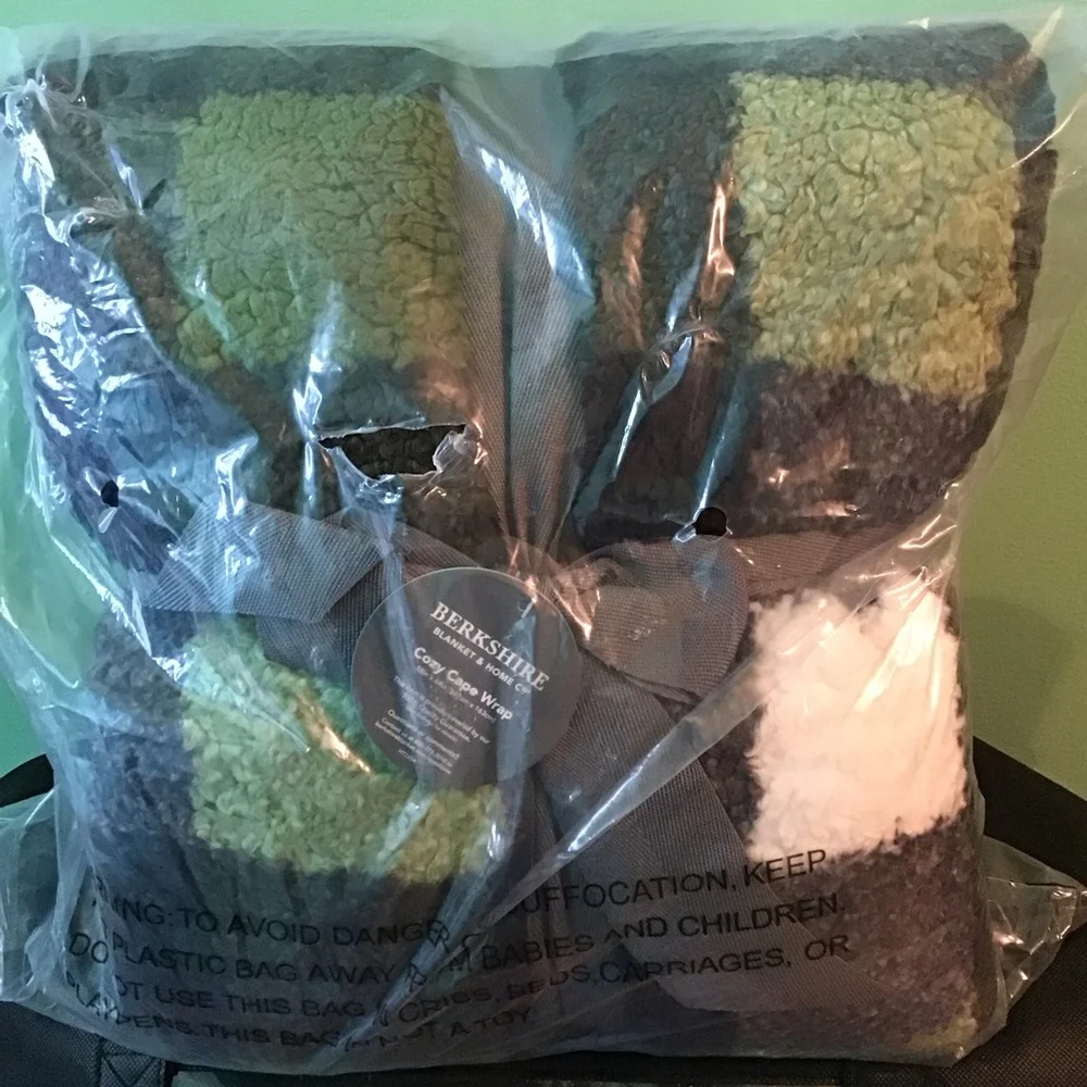 Berkshire Blankets & Home Cozy Cape Wrap Plaid Green‎ Black White Sherpa NEW